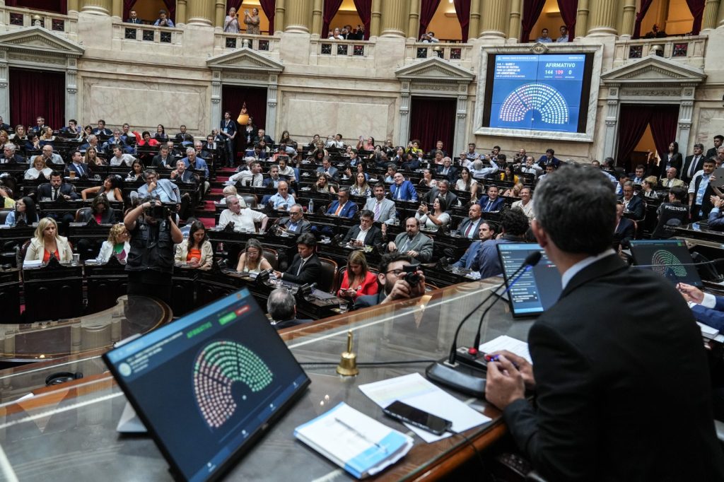 La teoría de la cooperación para sociedades conflictivas