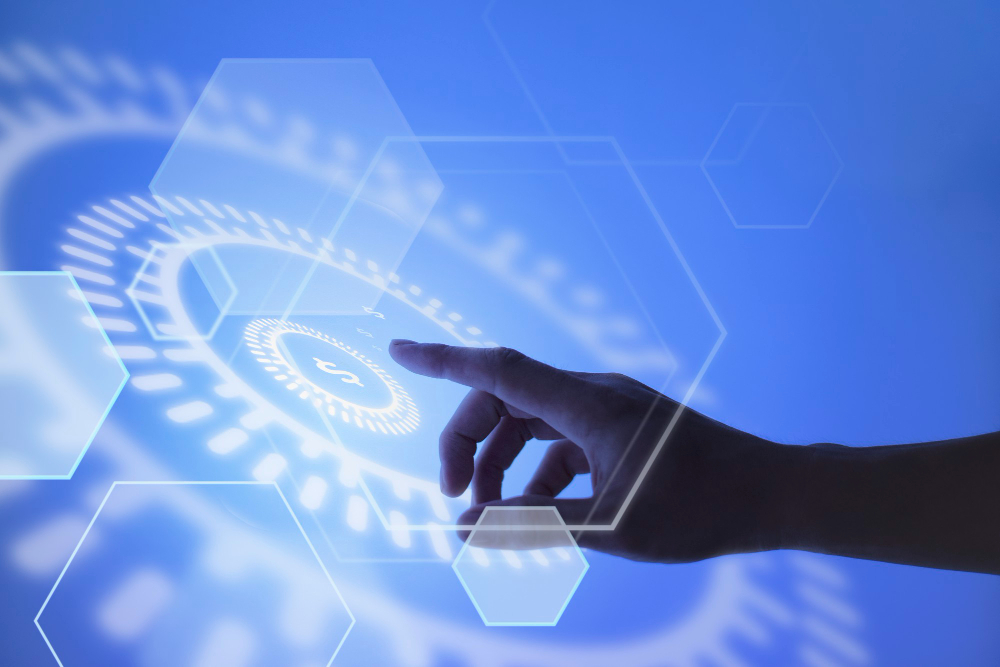 Imagen de la mano de una persona tocando una pantalla inteligente. Inteligencia artifical y resolución de conflictos